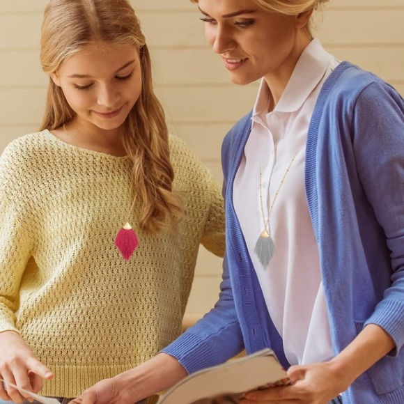 ✨NWT Silk Tassel Feathered Pendant Necklace Gold✨ Statement Necklace✨ Gift - Picture 4 of 5
